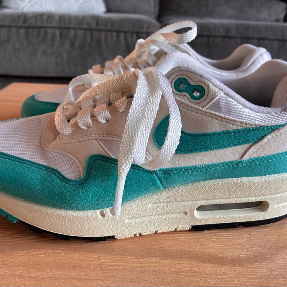 Women’s size 6 Nike Air Max 1 inch excellent condition
